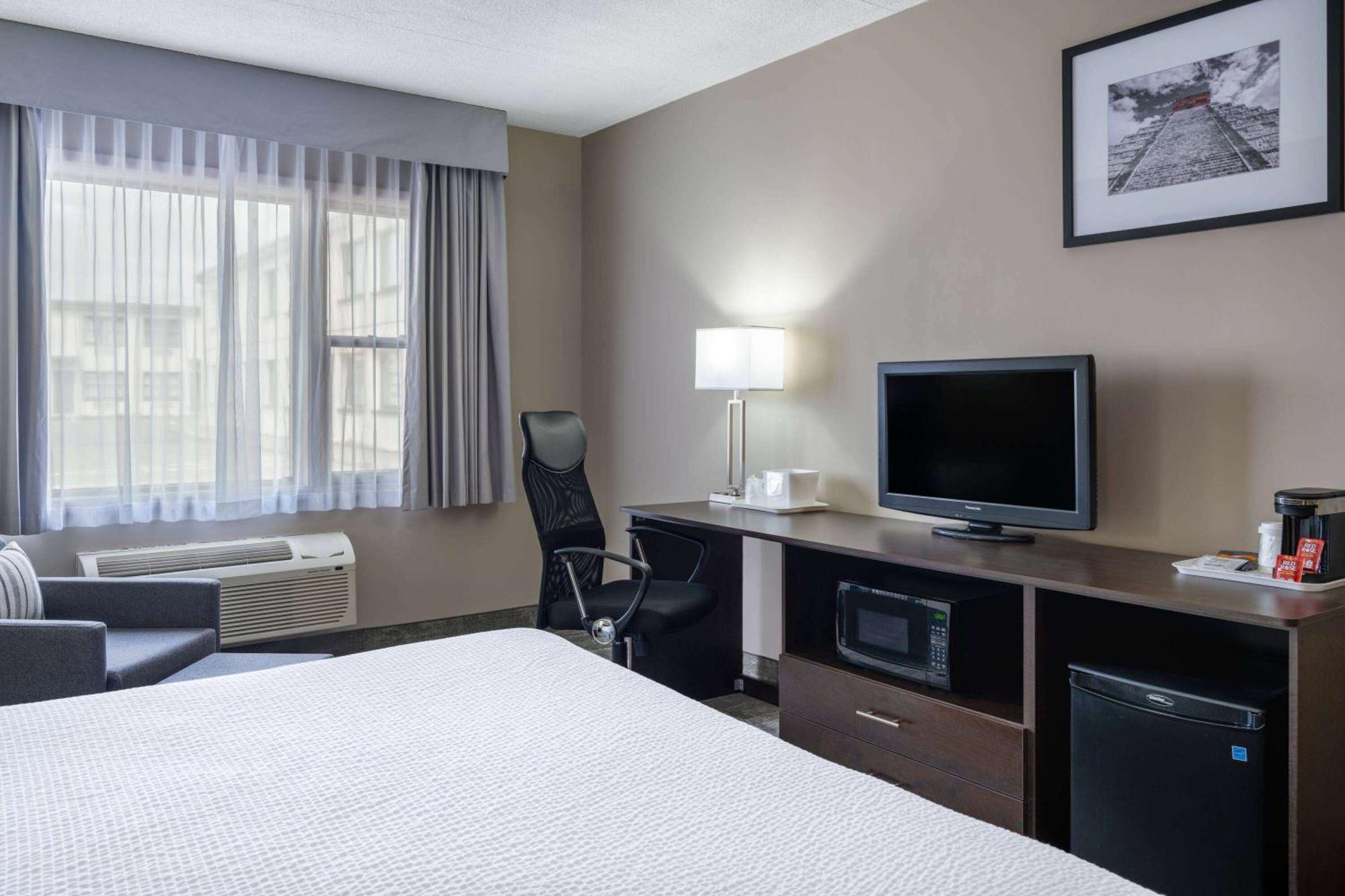 Ramada By Wyndham Thunder Bay Airlane Hotel Buitenkant foto