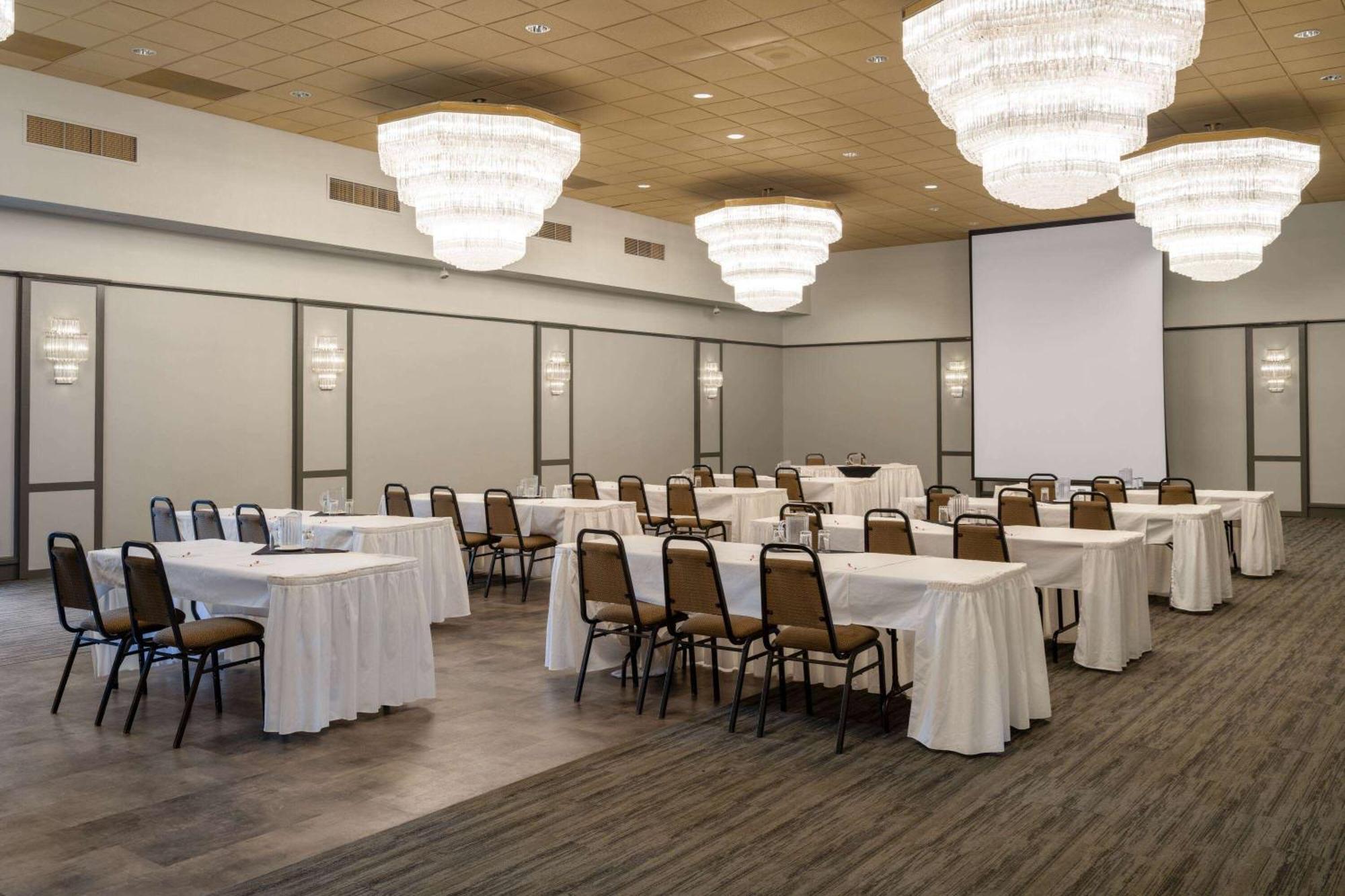 Ramada By Wyndham Thunder Bay Airlane Hotel Buitenkant foto
