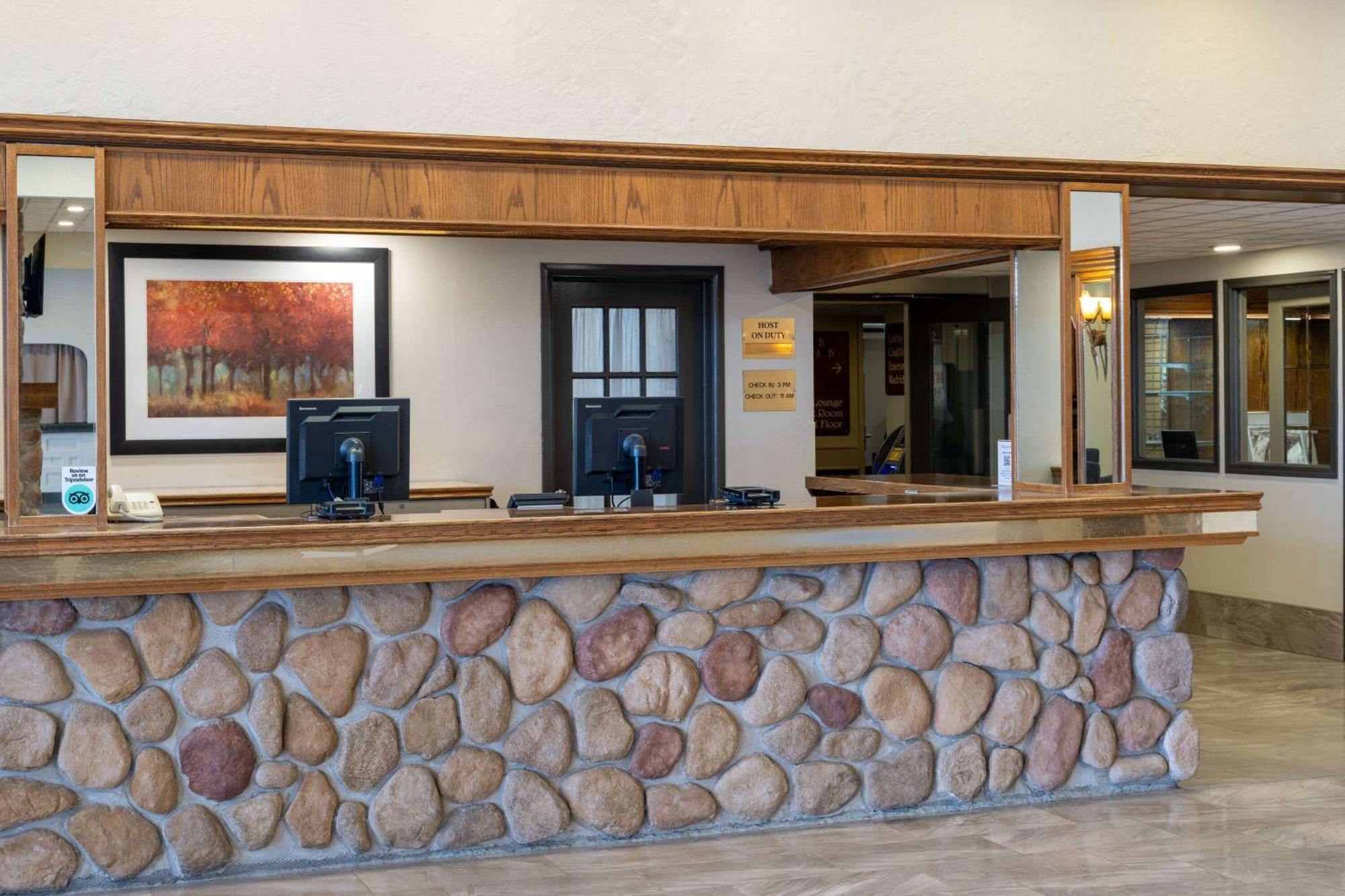 Ramada By Wyndham Thunder Bay Airlane Hotel Buitenkant foto