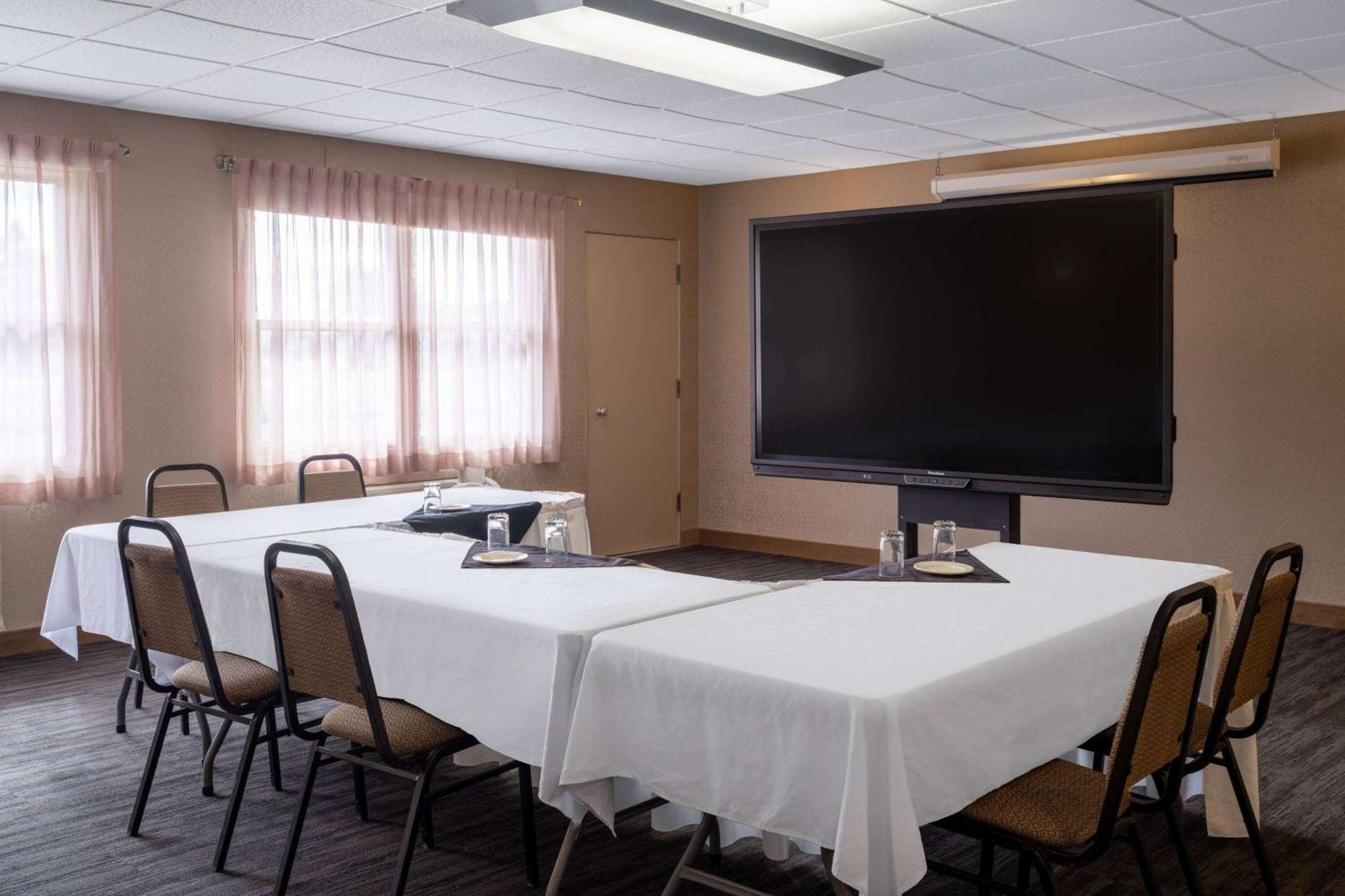 Ramada By Wyndham Thunder Bay Airlane Hotel Buitenkant foto