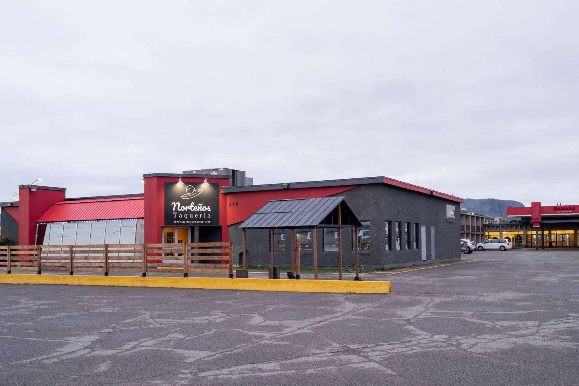 Ramada By Wyndham Thunder Bay Airlane Hotel Buitenkant foto