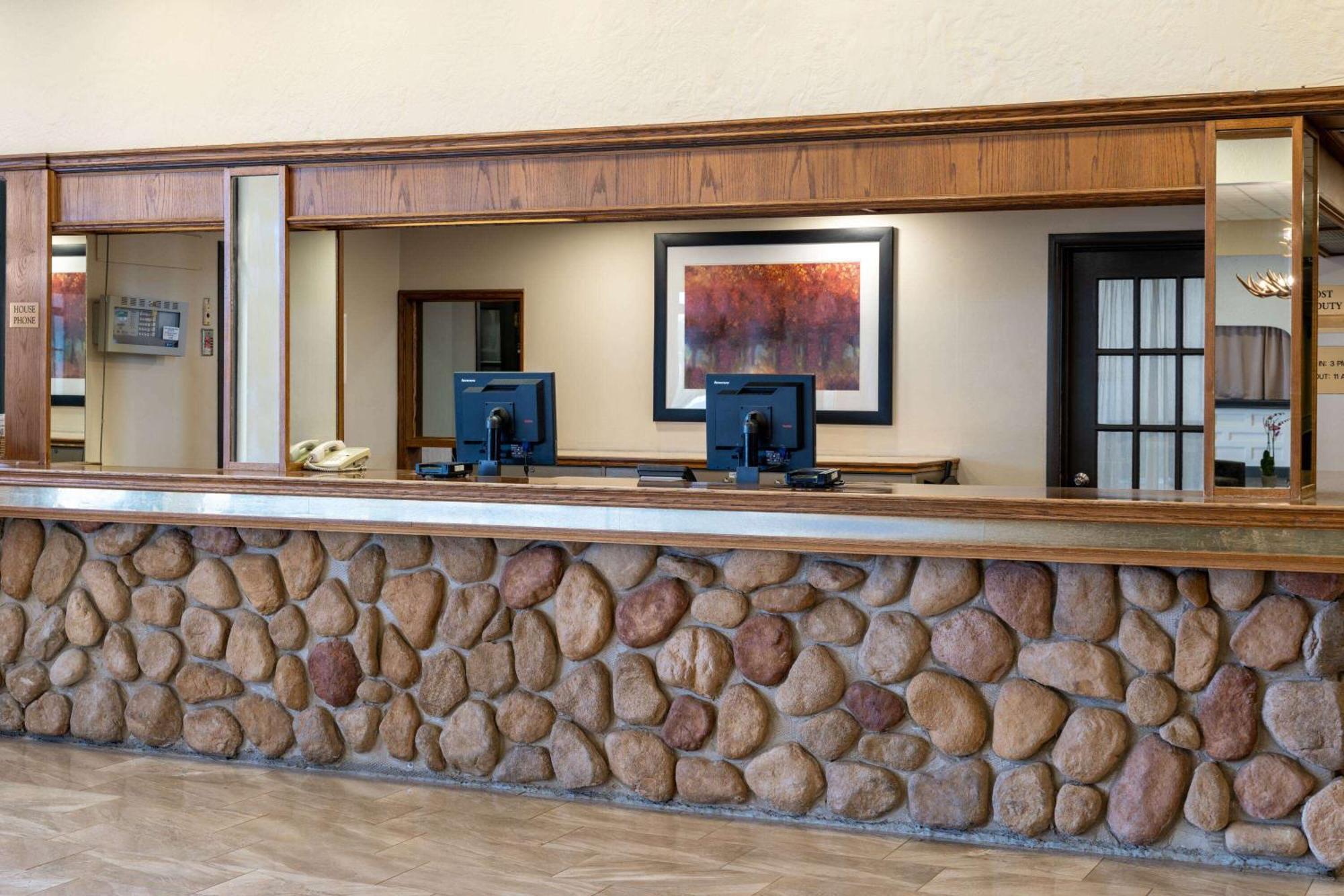 Ramada By Wyndham Thunder Bay Airlane Hotel Buitenkant foto