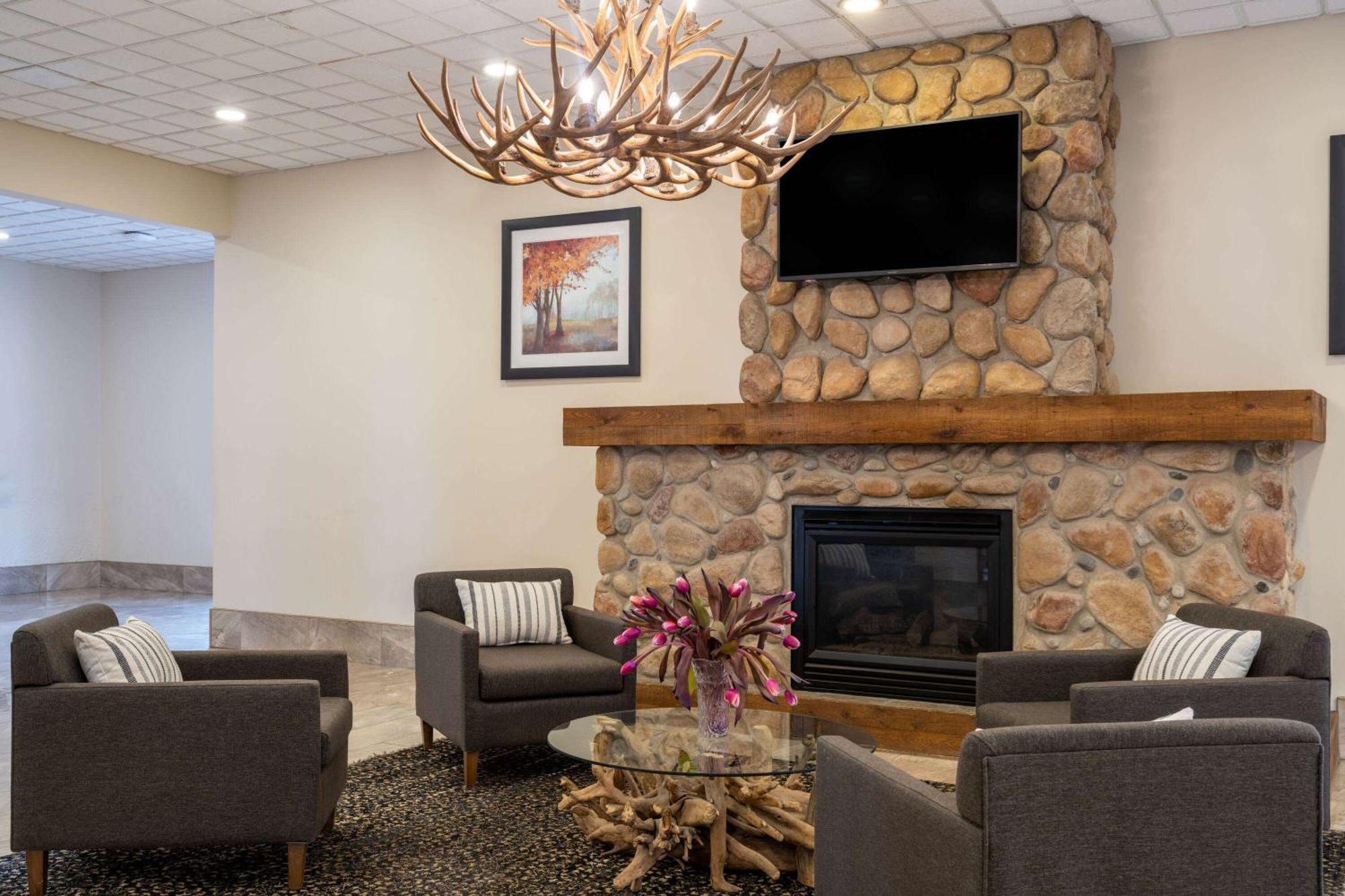 Ramada By Wyndham Thunder Bay Airlane Hotel Buitenkant foto
