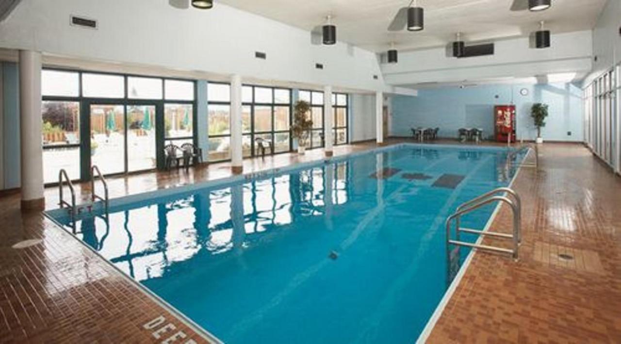 Ramada By Wyndham Thunder Bay Airlane Hotel Buitenkant foto